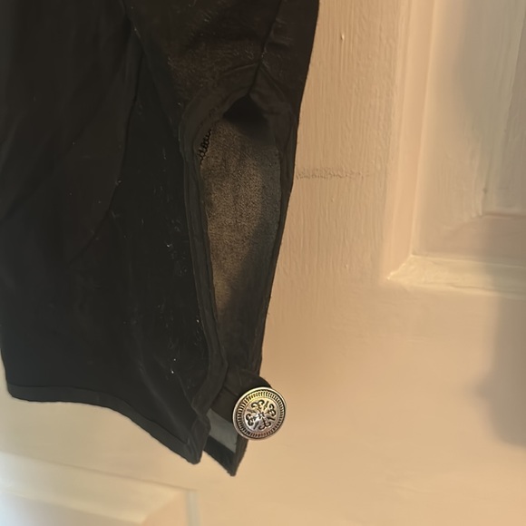 Black capri leggings with a button at bottom - Picture 2 of 4